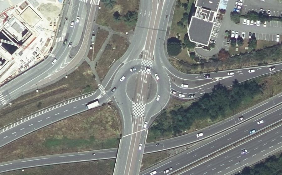 Vue aérienne du Rond-point anonyme n°241952678