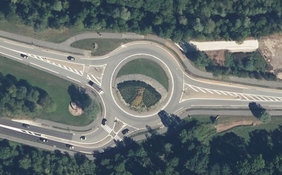 Vue aérienne du Rond-point anonyme n°24196970