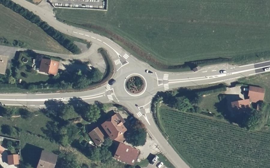 Vue aérienne du Rond-point anonyme n°24196973