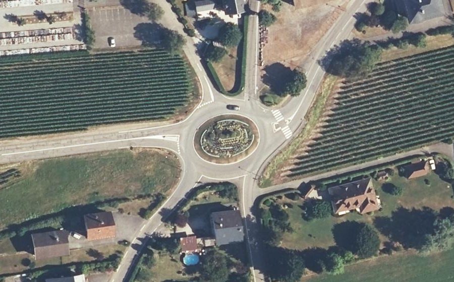 Vue aérienne du Rond-point anonyme n°241970604