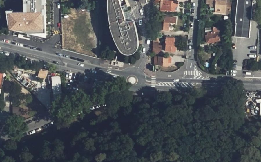 Vue aérienne du Rond-point anonyme n°241974581