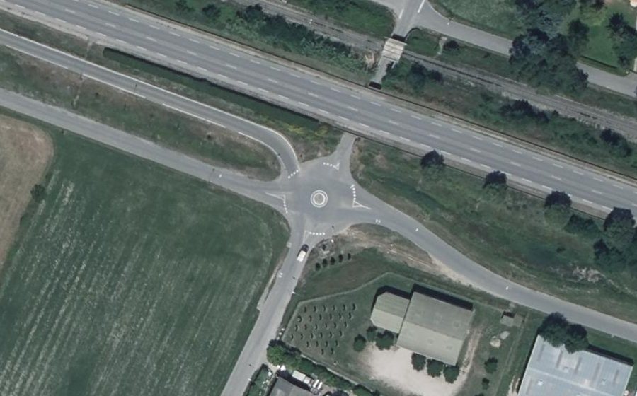 Vue aérienne du Rond-point anonyme n°241977585