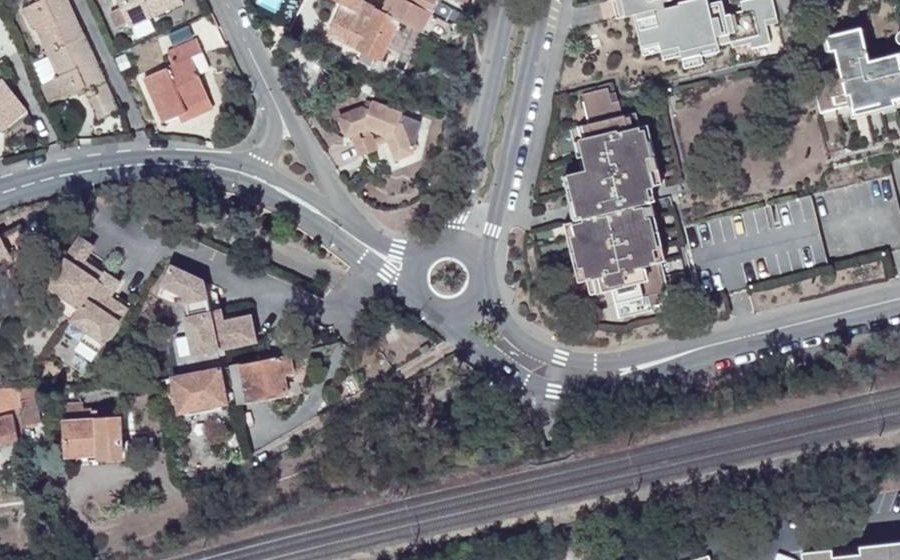 Vue aérienne du Rond-point anonyme n°241981697