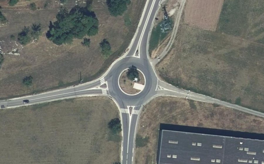 Vue aérienne du Rond-point anonyme n°24203086