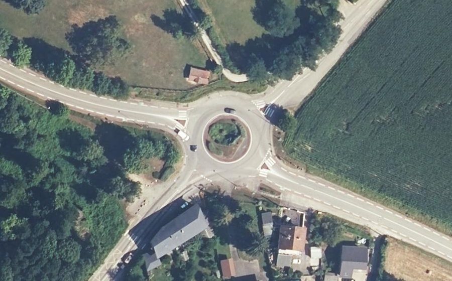 Vue aérienne du Rond-point anonyme n°24203233