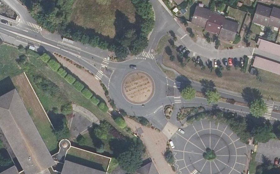 Vue aérienne du Rond-point anonyme n°24204890