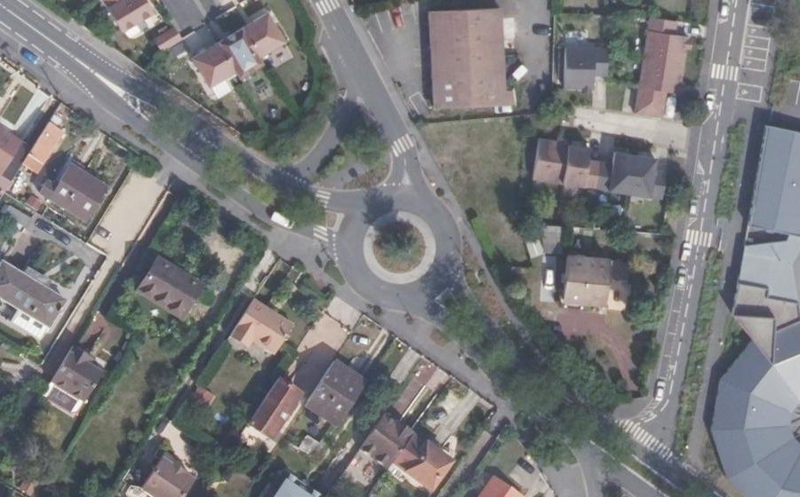 Vue aérienne du Rond-point anonyme n°24204909