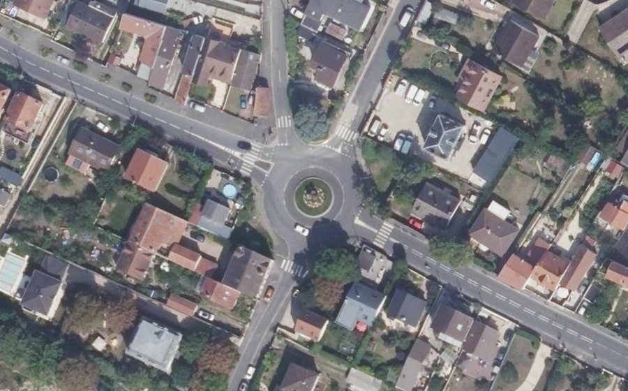 Vue aérienne du Rond-point anonyme n°24204961