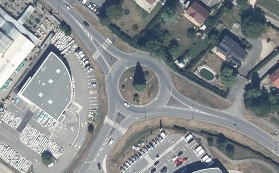 Vue aérienne du Rond-point anonyme n°24205866