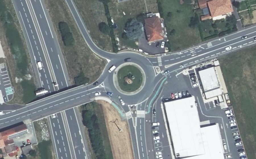 Vue aérienne du Rond-point anonyme n°242061201