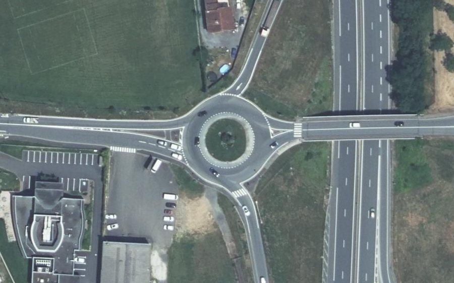 Vue aérienne du Rond-point anonyme n°242061205