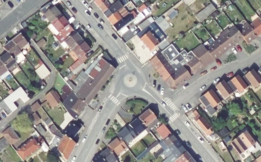 Vue aérienne du Rond-point anonyme n°242074006