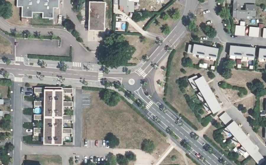 Vue aérienne du Rond-point anonyme n°242089094