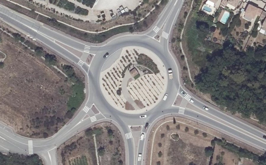 Vue aérienne du Rond-point anonyme n°242108062