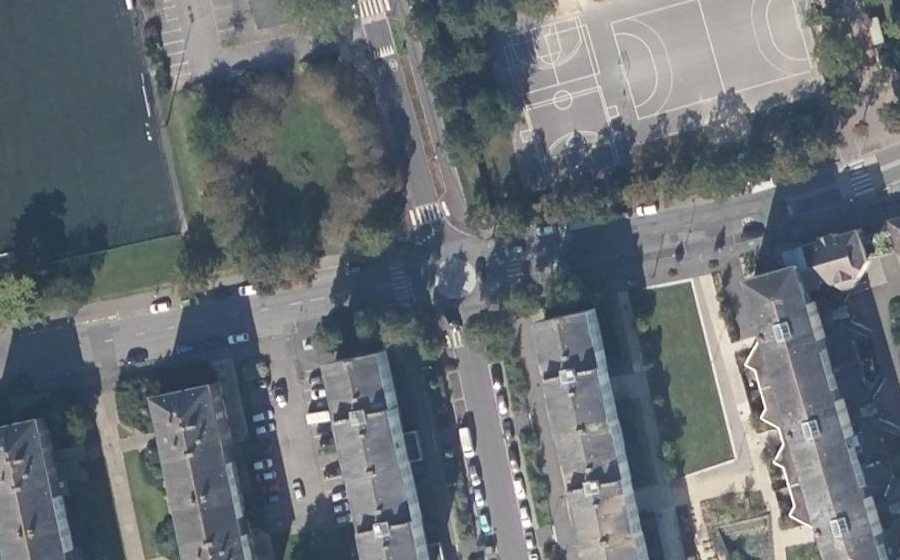 Vue aérienne du Rond-point anonyme n°24213428