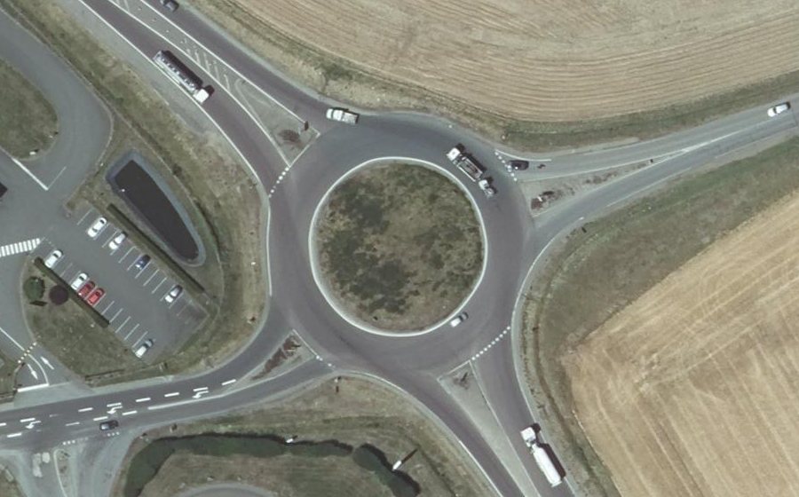 Vue aérienne du Rond-point anonyme n°24214071