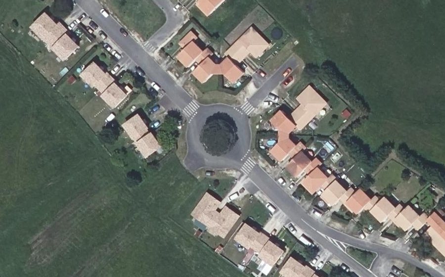 Vue aérienne du Rond-point anonyme n°242152404