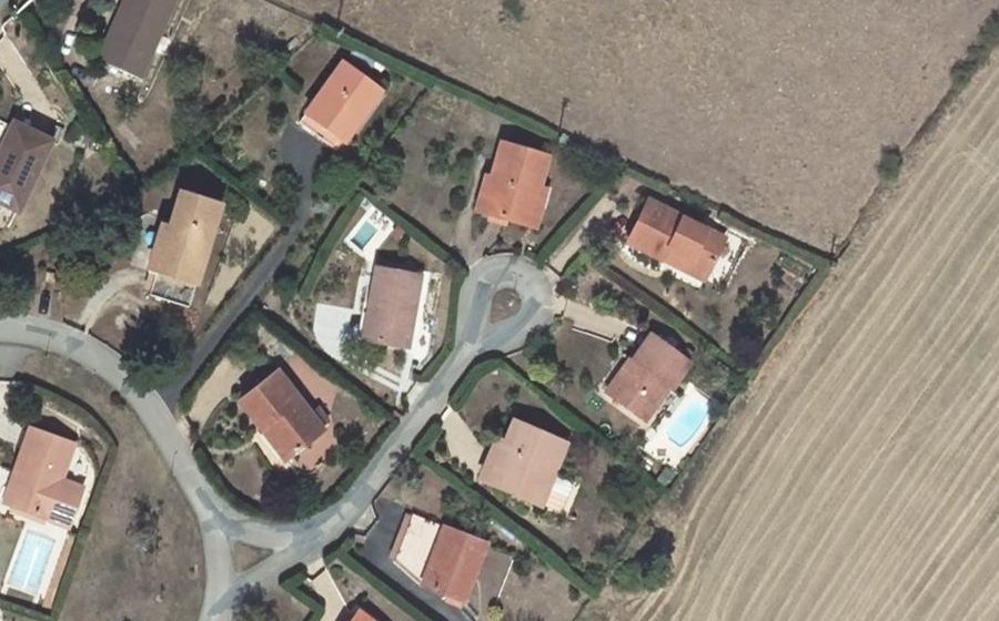 Vue aérienne du Rond-point anonyme n°242176305