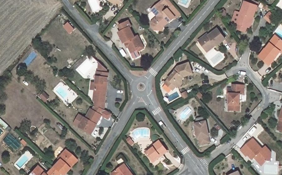 Vue aérienne du Rond-point anonyme n°242176309