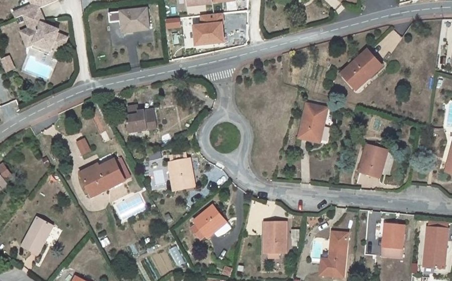 Vue aérienne du Rond-point anonyme n°242176310