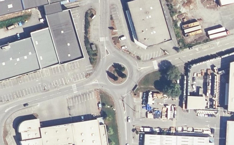 Vue aérienne du Rond-point anonyme n°24218383