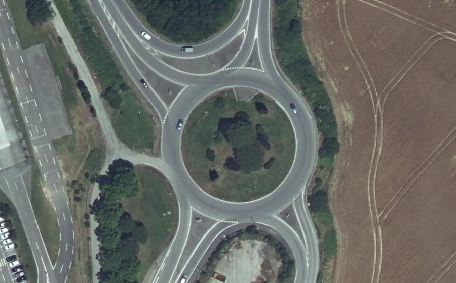 Vue aérienne du Rond-point anonyme n°24224413