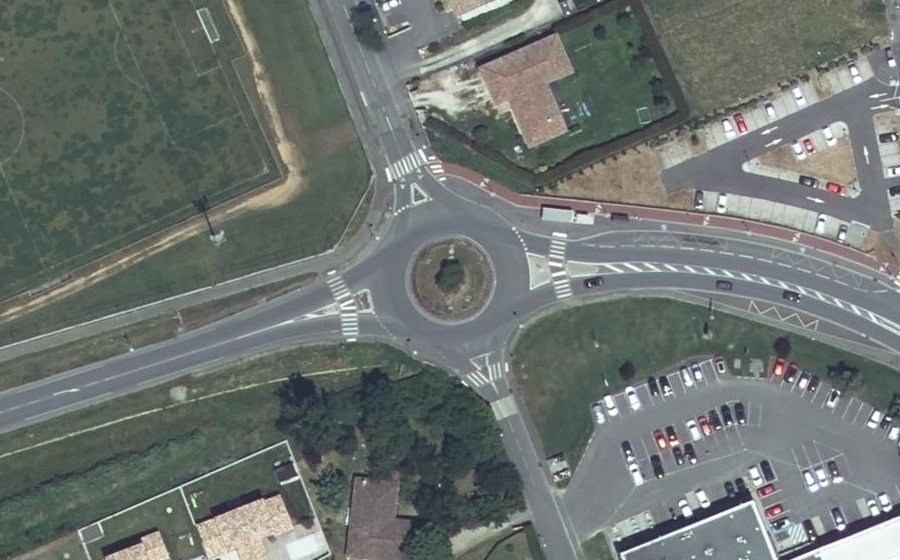 Vue aérienne du Rond-point anonyme n°24225879