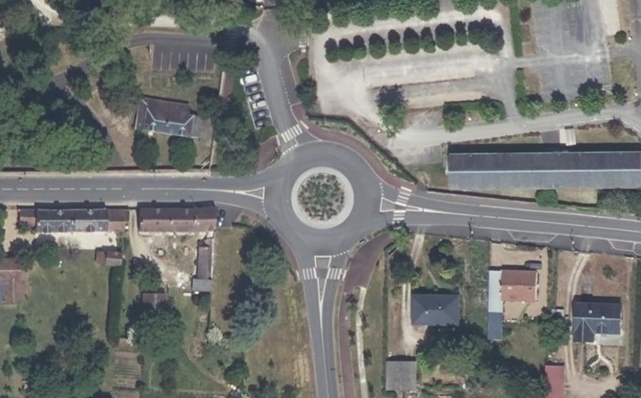 Vue aérienne du Rond-point anonyme n°242283489