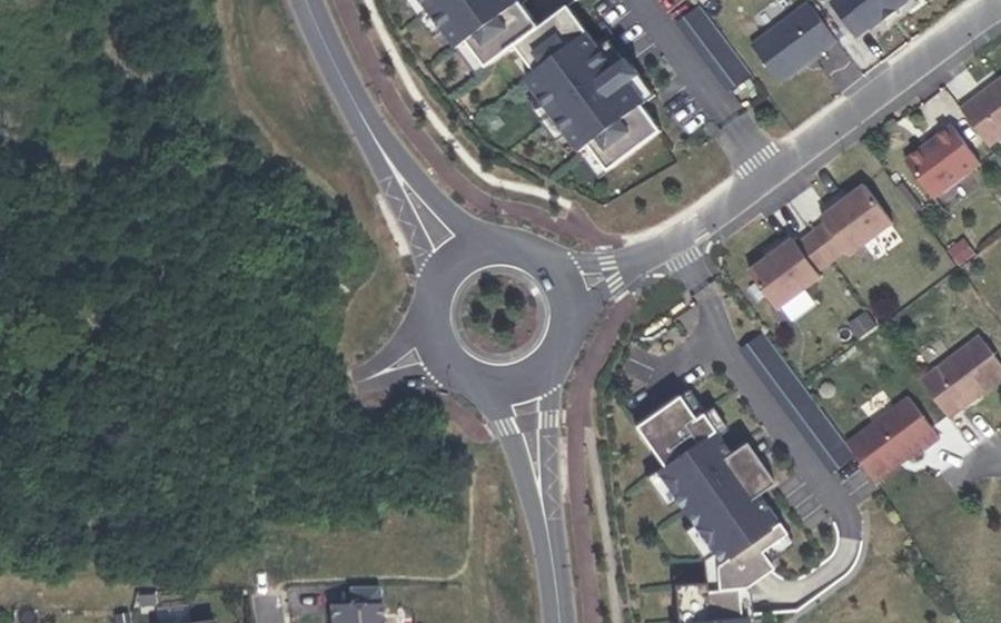 Vue aérienne du Rond-point anonyme n°242283490