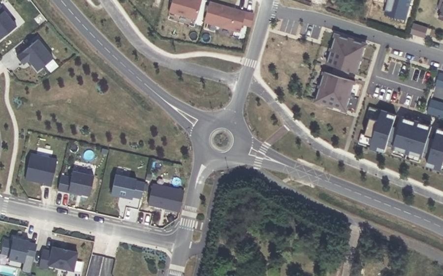 Vue aérienne du Rond-point anonyme n°242283491
