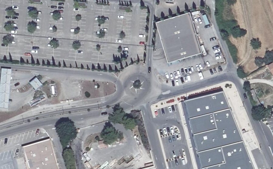 Vue aérienne du Rond-point anonyme n°242349611