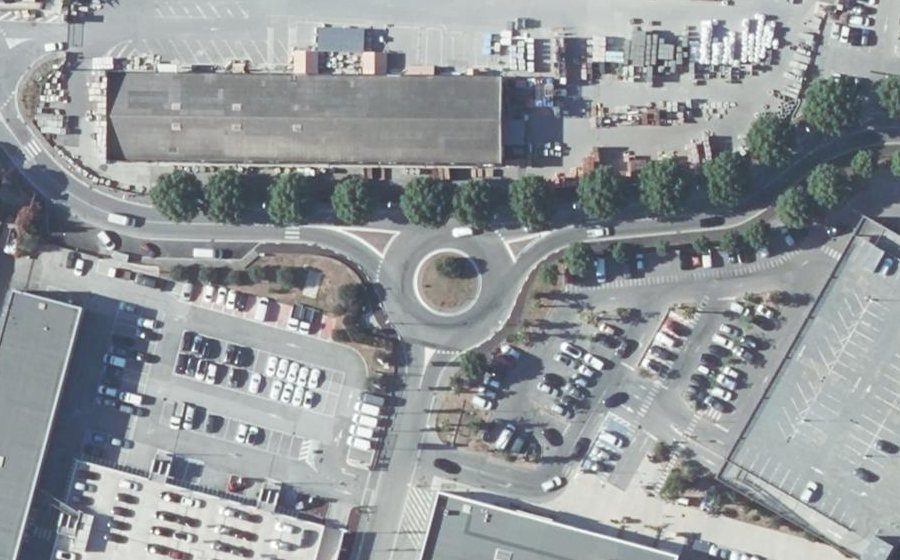 Vue aérienne du Rond-point anonyme n°242376093
