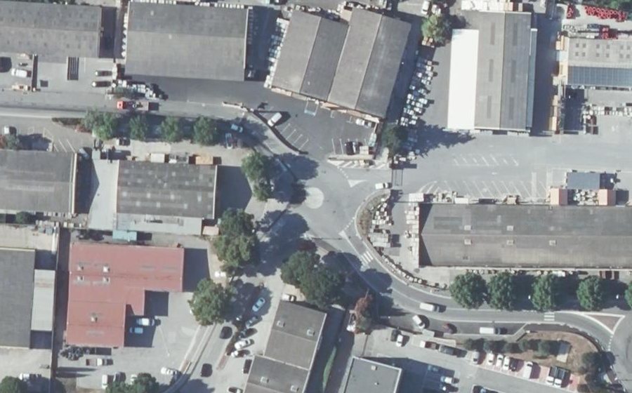 Vue aérienne du Rond-point anonyme n°242377045