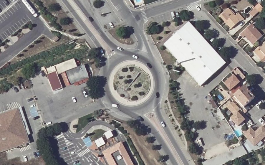 Vue aérienne du Rond-point anonyme n°24238528