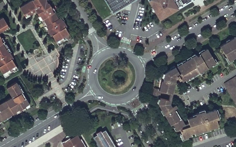 Vue aérienne du Rond-point anonyme n°242388725