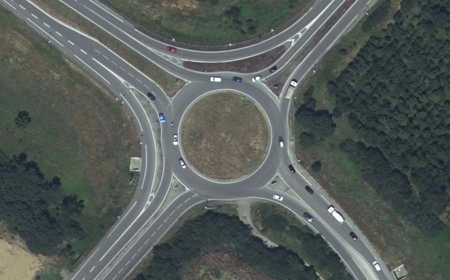 Vue aérienne du Rond-point anonyme n°242388743