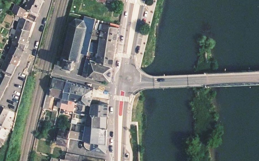 Vue aérienne du Rond-point anonyme n°242395297
