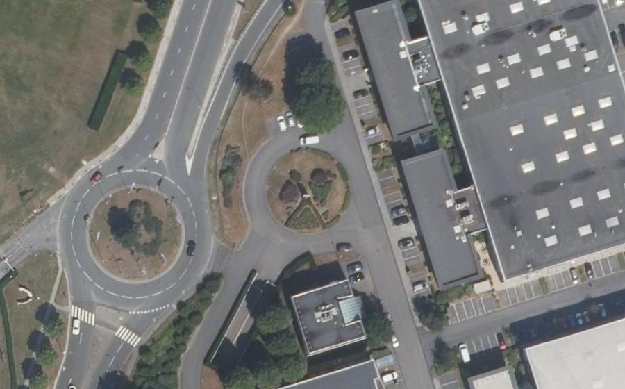 Vue aérienne du Rond-point anonyme n°242397502