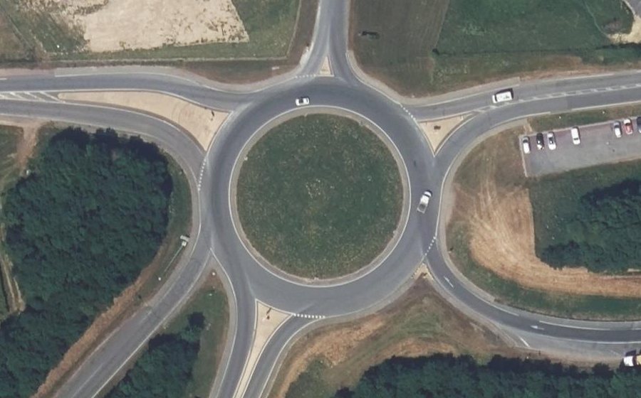 Vue aérienne du Rond-point anonyme n°24240484