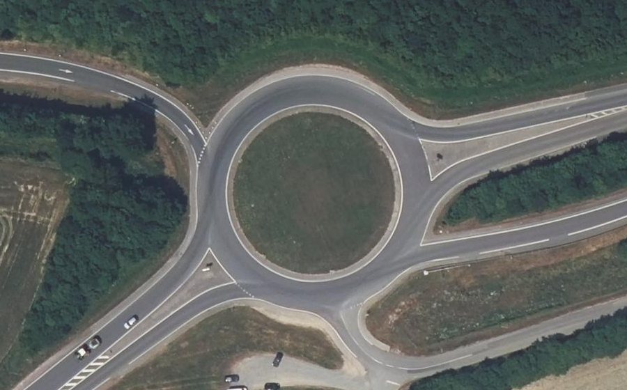 Vue aérienne du Rond-point anonyme n°24240489