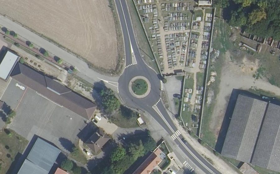 Vue aérienne du Rond-point anonyme n°24240689
