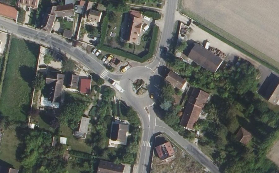 Vue aérienne du Rond-point anonyme n°24240692