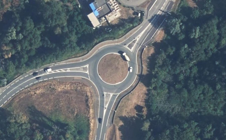 Vue aérienne du Rond-point anonyme n°24241688