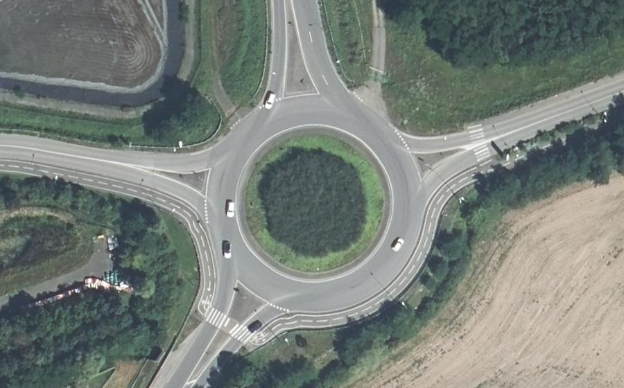 Vue aérienne du Rond-point anonyme n°24244052