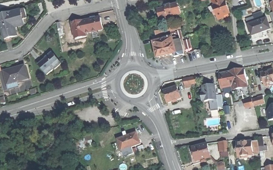 Vue aérienne du Rond-point anonyme n°24244111