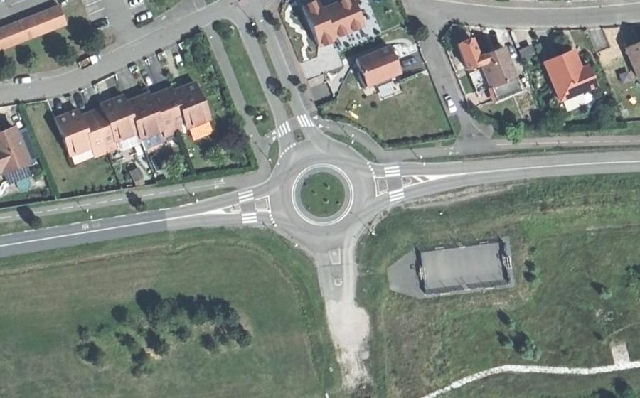 Vue aérienne du Rond-point anonyme n°24244116