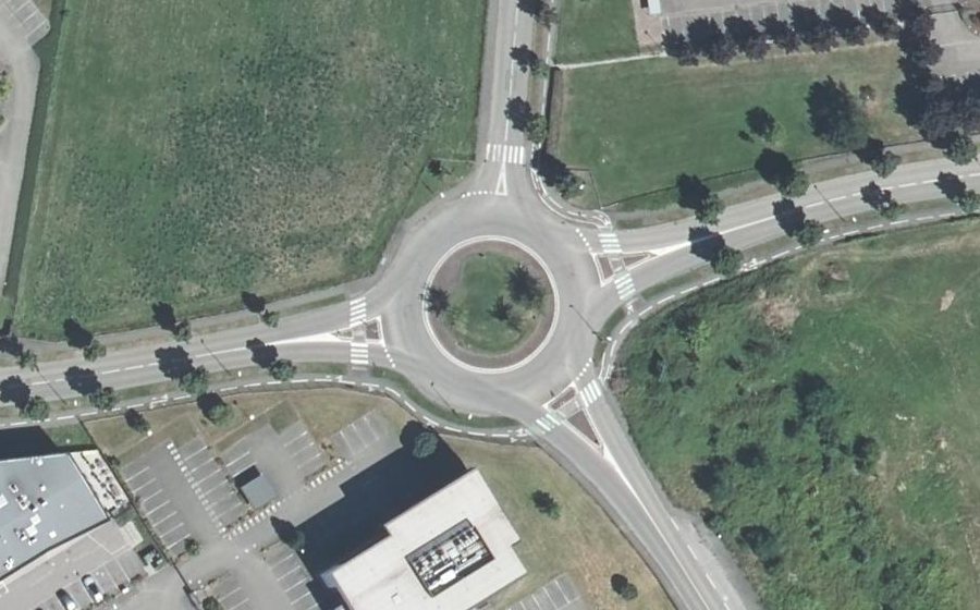 Vue aérienne du Rond-point anonyme n°24244388
