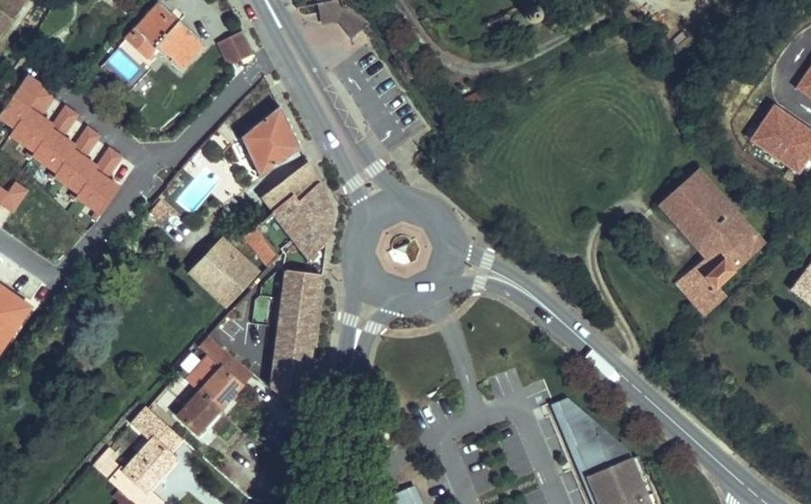 Vue aérienne du Rond-point anonyme n°24246883