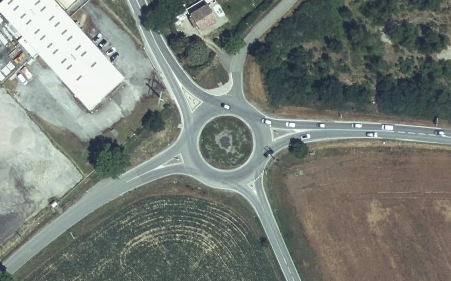 Vue aérienne du Rond-point anonyme n°24247011