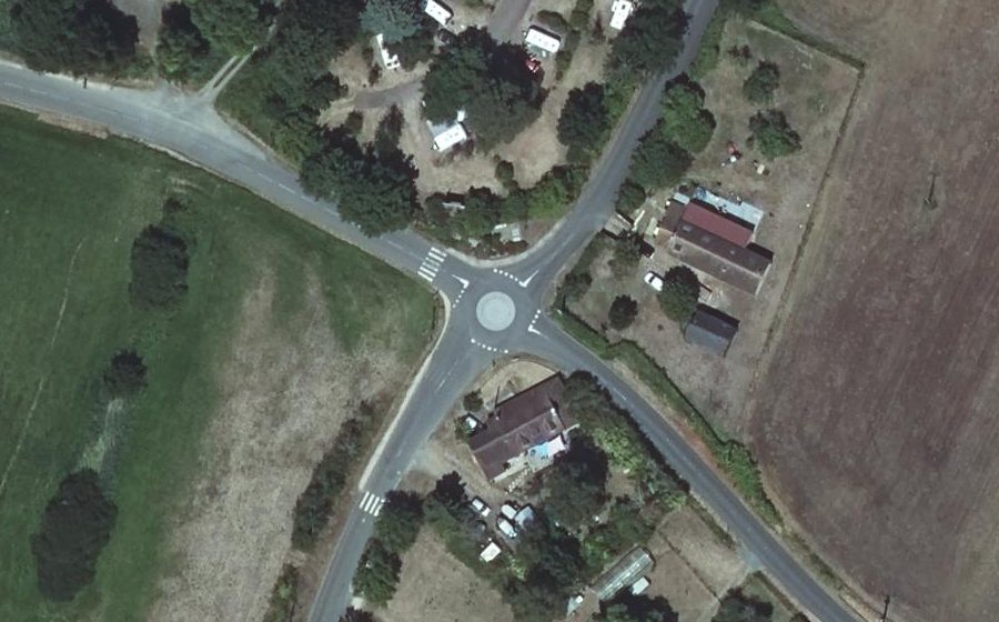 Vue aérienne du Rond-point anonyme n°24249445